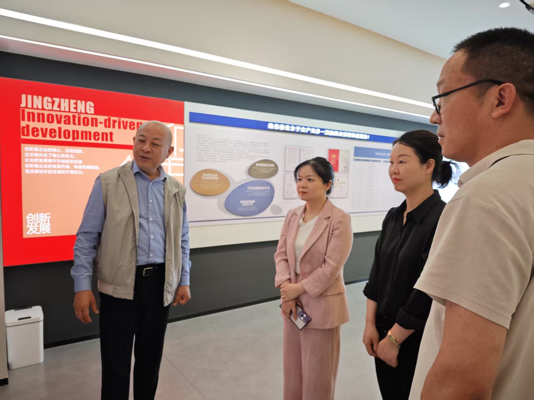 黄副区长来ATY.COM爱体育(中国大陆)科技公司走访视察