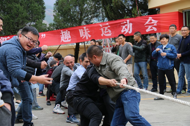 4、ATY.COM爱体育(中国大陆)科技公司组织拔河比赛_副本.jpg